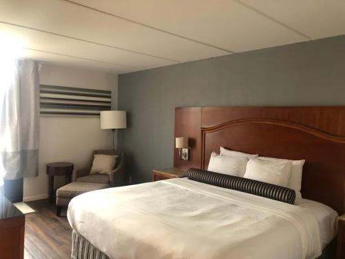 Una cama o camas en una habitación de The Grand Hotel Spindletop