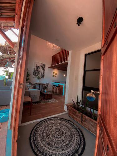 una sala de estar con una alfombra grande en el suelo en Hotel Maya Jade, en Monterrico