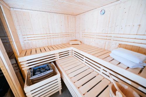 un interior de madera de una sauna con cama en Ferienhaus Visselheide, en Visselhövede