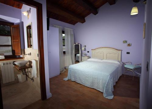 グアルド・タディーノにあるIl Casalinoのベッドルーム(白いベッド1台付)、バスルーム