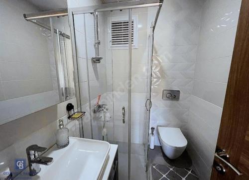 W łazience znajduje się prysznic, umywalka i toaleta. w obiekcie High Life 