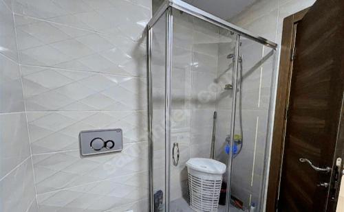 W łazience znajduje się prysznic ze szklanymi drzwiami. w obiekcie High Life 