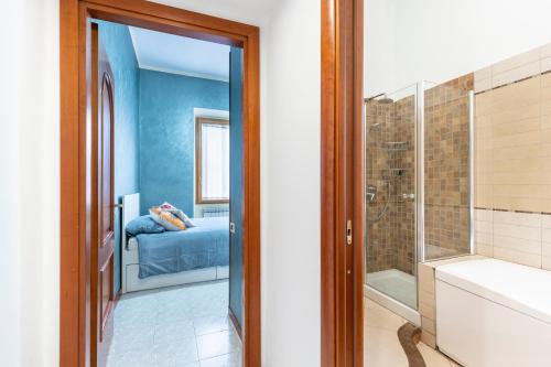 een badkamer met een douche en een slaapkamer met een bed bij Hostly - Domus Happya - Dream in the Appia Antica Park in Rome
