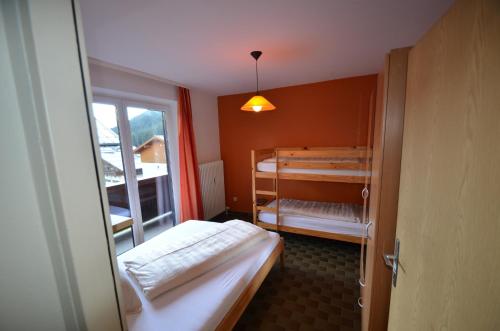 ザールバッハ・ヒンターグレムにあるAppartment Stepanekの二段ベッド2台と窓が備わる客室です。