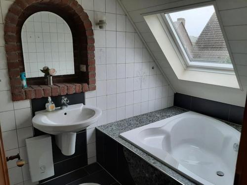 a bathroom with a sink and a bath tub at Ferienwohnung am Niederrhein in Kevelaer