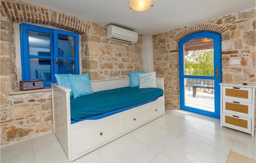 1 dormitorio con cama y ventana azul en Awesome Home In Mihelici With Wifi, en Buici