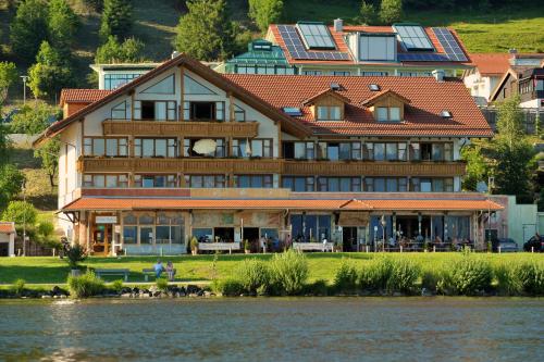 una casa grande a orillas de un lago en Residenz Hopfensee, en Füssen