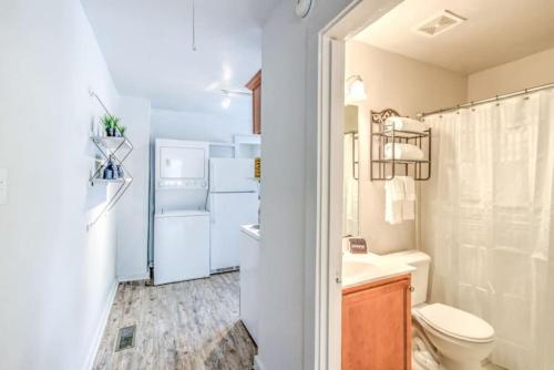 ein Bad mit einem WC, einem Waschbecken und einem Kühlschrank in der Unterkunft Walk to the Best of Midtown Charming Cottage in Memphis