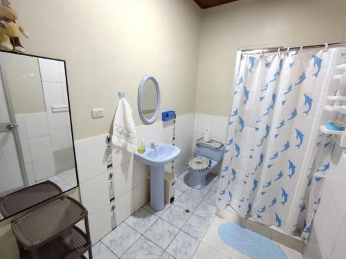 ein Bad mit einem Waschbecken, einem WC und einer Dusche in der Unterkunft RESIDENCIA TUKITUKI CASA HERMOSA IQUITOS AMAZONIA in Iquitos