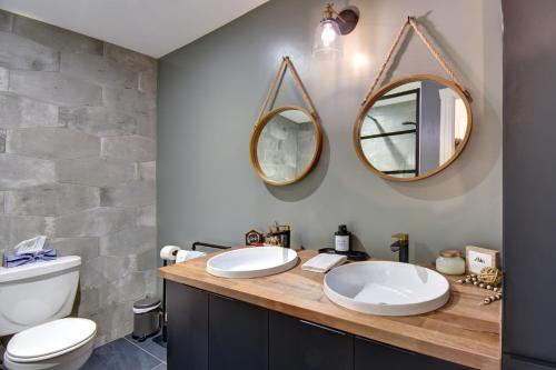 La salle de bains est pourvue de 2 lavabos et de 2 miroirs. dans l'établissement Rental condo Tremblant-les-Eaux, à Mont-Tremblant