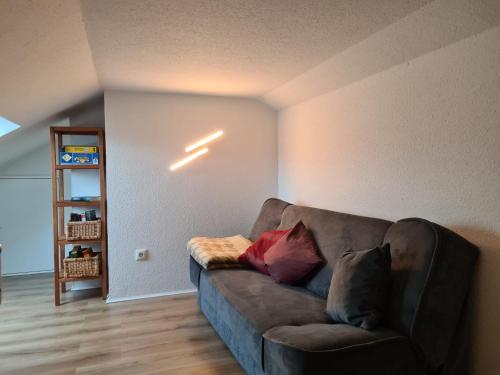 un sofá con 2 almohadas en la sala de estar en House Silence, en Sehestedt