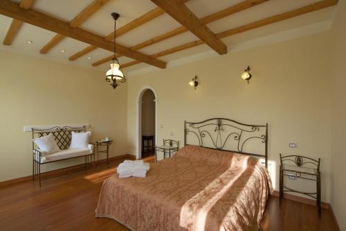 1 dormitorio con 1 cama grande y 1 silla en B&B Corte Bertoia, en San Benedetto Po
