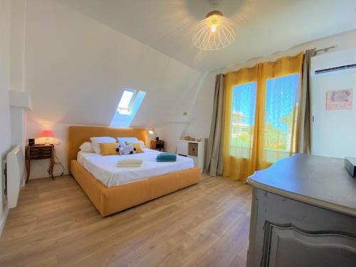 Postel nebo postele na pokoji v ubytování Maison avec piscine et parking à 1,3km des plages