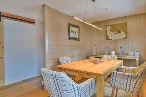 a dining room with a wooden table and chairs at Reste Fidèle Duplex in Fiesch