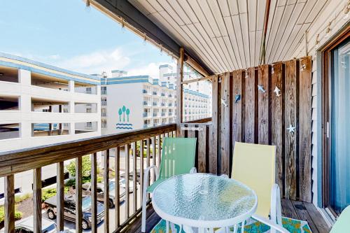 balcone con tavolo e sedie di Seaward Villas 301 a Ocean City