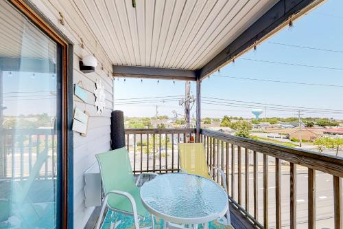 un patio con tavolo e sedie sul balcone. di Seaward Villas 301 a Ocean City