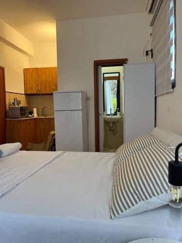 Tempat tidur dalam kamar di דירת סטודיו דקה מחוף הים בת״א