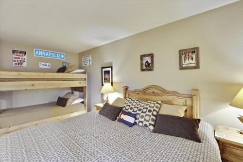 ein Schlafzimmer mit einem Bett und einem Etagenbett in der Unterkunft Tannhauser 121 in Breckenridge