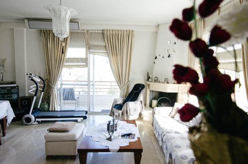 - un salon avec un canapé et une cheminée dans l'établissement AIGIO PARK APARTMENT, à Aigio