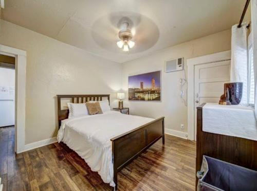 ein Schlafzimmer mit einem großen weißen Bett und einem Fenster in der Unterkunft Perfect Location Walking Distance to Everything in Sacramento