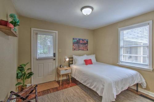 Ένα ή περισσότερα κρεβάτια σε δωμάτιο στο Peaceful Retreat in Gated Midtown Community