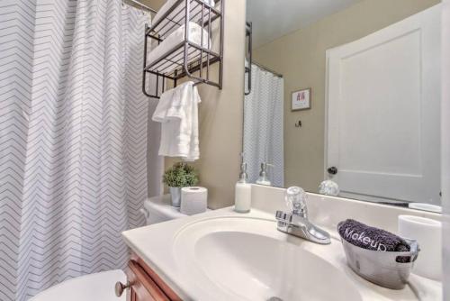 Ένα μπάνιο στο Peaceful Retreat in Gated Midtown Community
