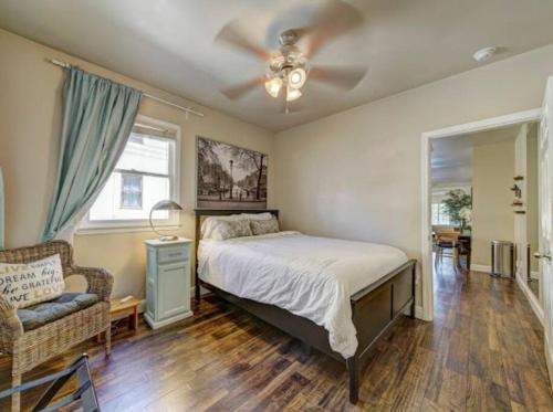 een slaapkamer met een bed en een plafondventilator bij Marvelous Midtown Stay with a Modern Twist in Sacramento