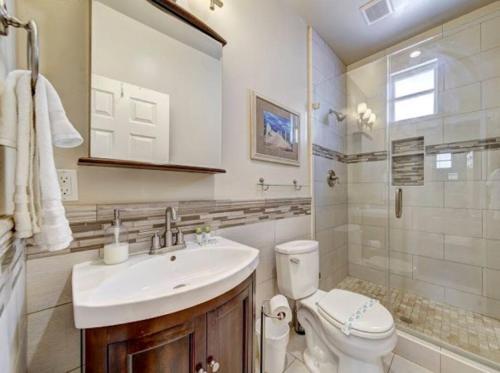 een badkamer met een wastafel, een toilet en een douche bij Marvelous Midtown Stay with a Modern Twist in Sacramento