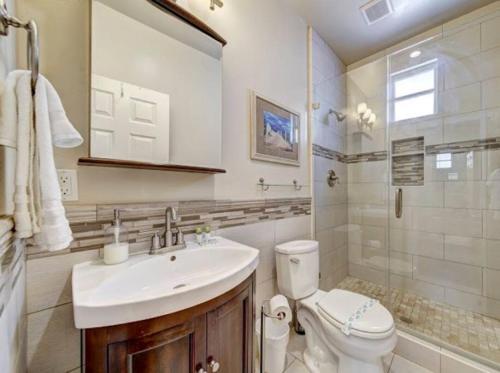 Ένα μπάνιο στο Marvelous Midtown Stay with a Modern Twist