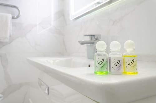 dwie butelki olejków eterycznych na zlewie w łazience w obiekcie 10353 Residential complex Central Park cozy apartment w Kijowie