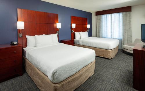 una camera d'albergo con due letti e una televisione di Residence Inn by Marriott San Juan Capistrano a San Juan Capistrano