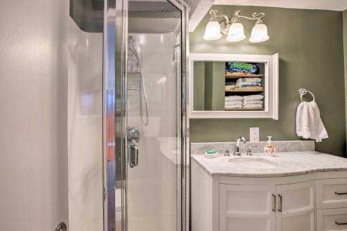 Un baño de Exquisite Oceanside House with Pacific Views and Deck!