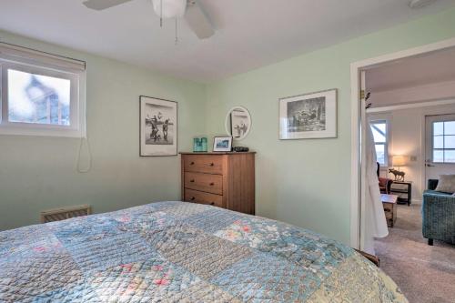 Una cama o camas en una habitación de Exquisite Oceanside House with Pacific Views and Deck!