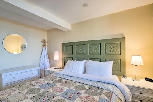 Una cama o camas en una habitación de Exquisite Oceanside House with Pacific Views and Deck!