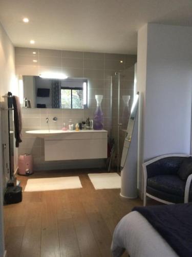 une salle de bain avec une baignoire, un lavabo et une douche dans l'établissement mise au vert 4 étoiles avec piscine,tennis ,spa, à Grand-Champ