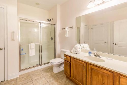 een badkamer met een toilet, een wastafel en een douche bij Banana Bay 6047 By Pkrm in Pensacola