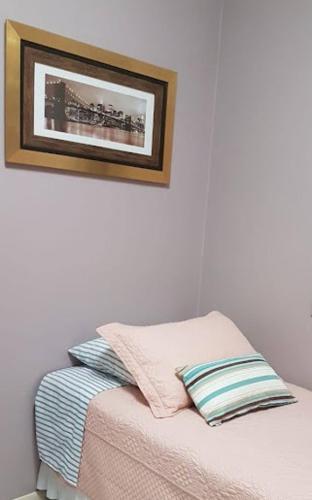 Postel nebo postele na pokoji v ubytování Quarto HOME OFFICE no CENTRO com Cama Box de solteiro - WIFI - TV - banheiro - Sala de Estar e cozinha - Apto compartilhado com Anfitriões experientes em hospedar - Superhost no BnB 5 estrelas