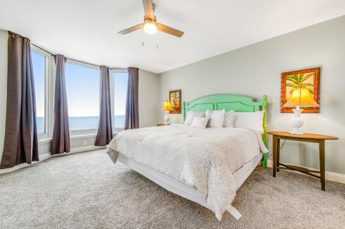 パナマ・シティ・ビーチにあるEmerald Beach 2330のベッドルーム1室(緑のヘッドボードと窓付きのベッド1台付)