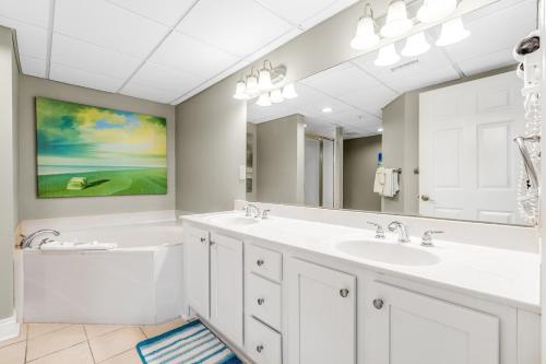 パナマ・シティ・ビーチにあるEmerald Beach 2330の洗面台が2つと大きな鏡があるバスルーム