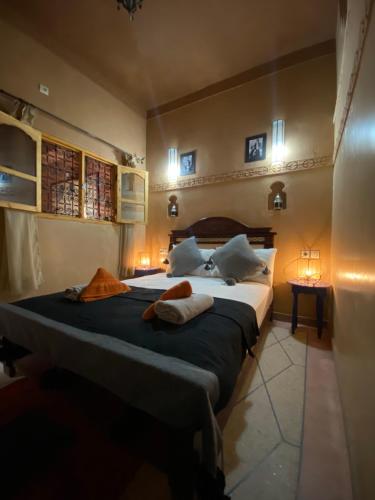 een slaapkamer met een groot bed met 2 kussens bij Berber Nomad Kasbah in Nkob