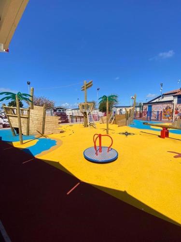 Φωτογραφία από το άλμπουμ του Luxury static caravan, 6 berth, Marine Holiday Park, Rhyl, Wales σε Ριλ
