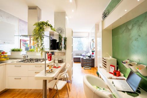 a kitchen with a desk and a laptop on a table at Appartamento a Modena, comodo a tutti i servizi in Modena