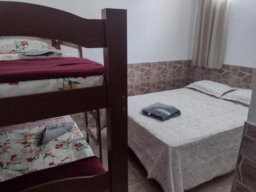 1 dormitorio con 2 literas y una mesa pequeña en Meu Cantinho E, en Guaratinguetá