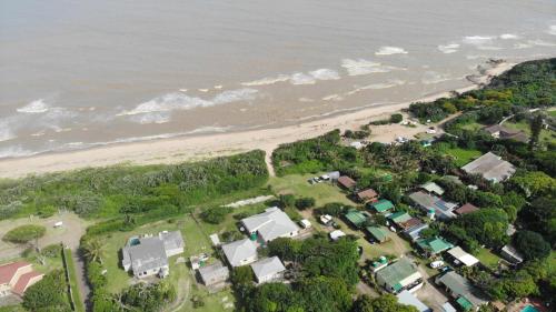 - une vue aérienne sur une maison et la plage dans l'établissement 7th Heaven, à Tugela Mouth