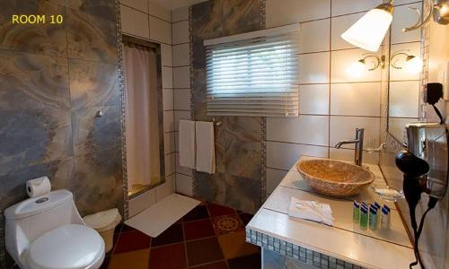 a bathroom with a toilet and a sink at HOTEL CASA AMARILLA et RESTAURANT in Punta Chame