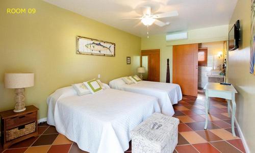a hotel room with two beds and a bathroom at HOTEL CASA AMARILLA et RESTAURANT in Punta Chame