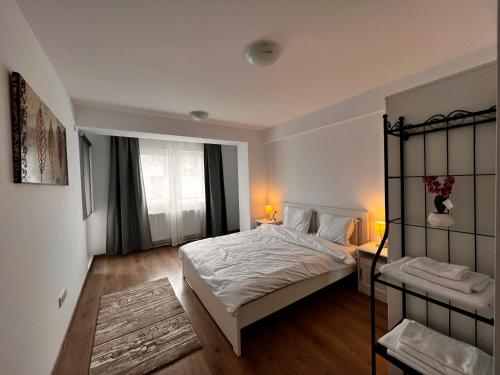 Кровать или кровати в номере Libertatii Gardens Residences