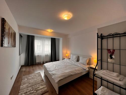 Кровать или кровати в номере Libertatii Gardens Residences