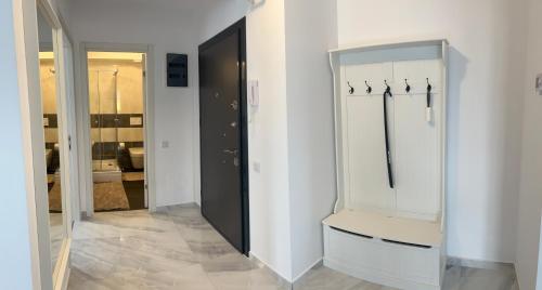 La salle de bains est pourvue d'un lavabo et d'un miroir. dans l'établissement Libertatii Gardens Residences, à Otopeni