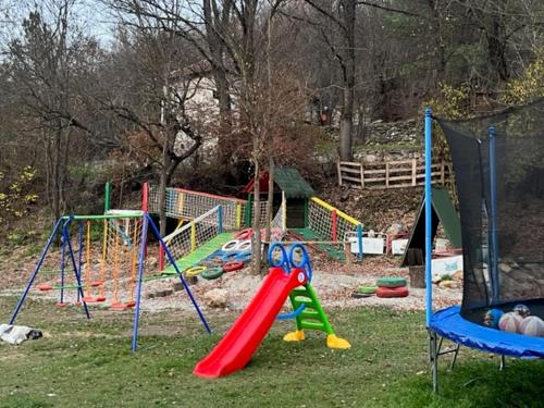 Area permainan anak di Vila Milica Poganovo